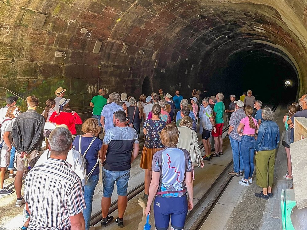 Besucher von Politik und Party 2023 im Tunnel der Hermann-Hesse-Bahn in Althengstett
