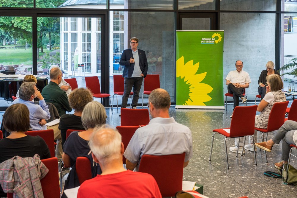 Mitglied des Landtags Felix Herkens referiert bei der Kreismitgliederversammlung der Grünen Calw