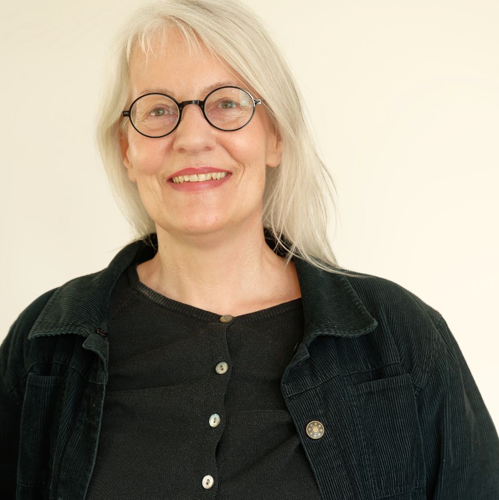 Anke Much vor weißem Hintergrund