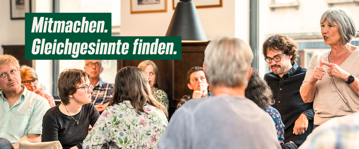 Eine Gruppe Grüner diskutiert über aktuelle Politik