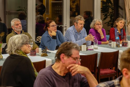 Gruppe von Gästen beim Vortrag über Asyl