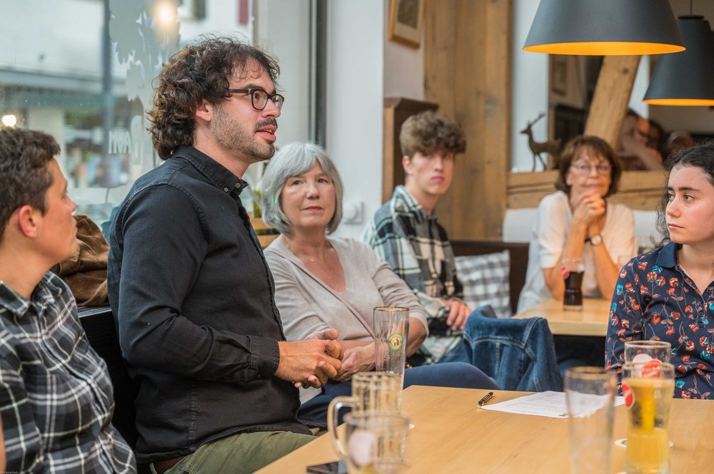 Ricarda Lang diskutiert mit Grünenmitgliedern über aktuelle Grüne Politik