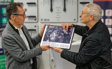 Cem Özdemir bekommt den Zeitungsartikel überreicht