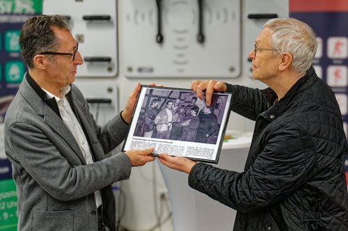 Cem Özdemir bekommt einen Zeitungsartikel über einen Besuch im Kreis überreicht