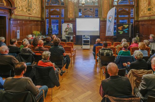 Ryyan Alshebl steht und redet bei der langen Nacht der Demokratie vor einem Publikum