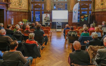 Ryyan Alshebl steht und redet bei der langen Nacht der Demokratie vor einem Publikum