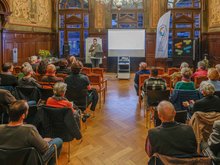 Ryyan Alshebl steht und redet bei der langen Nacht der Demokratie vor einem Publikum