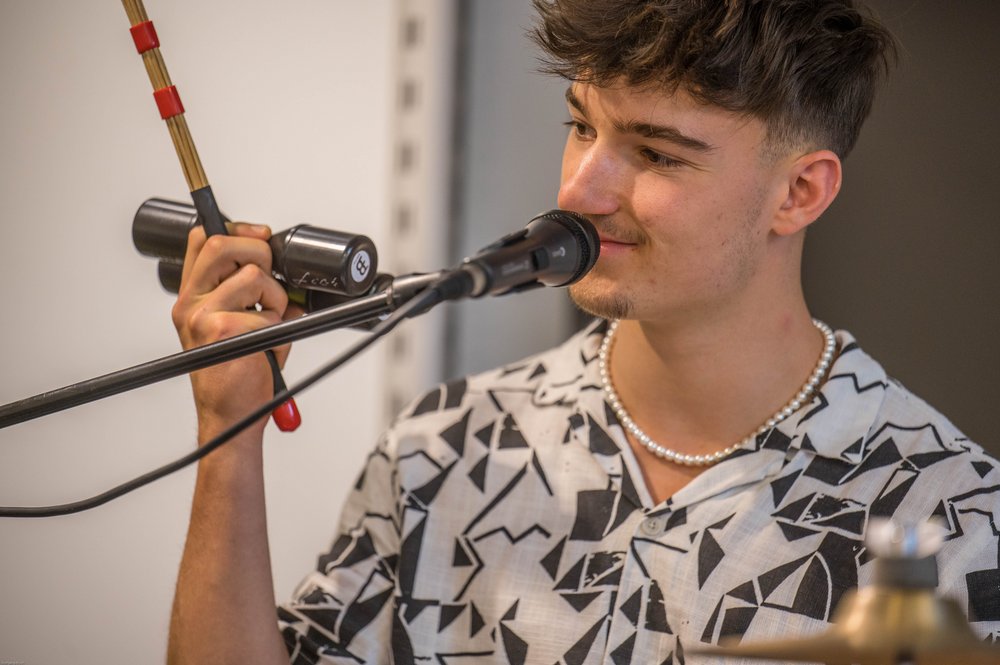 Leon Küting macht Percussion und singt in der Kulturapotheke