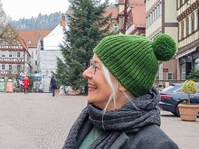 Anke Much trägt ihre selbstgemachte grüne Bommel-Mütze