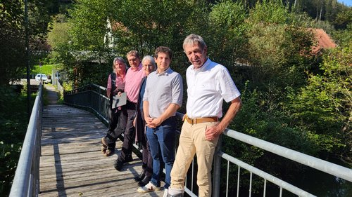 Die Gruppe auf der Brücke vor dem Areal