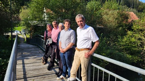 Die Gruppe auf der Brücke vor dem Areal