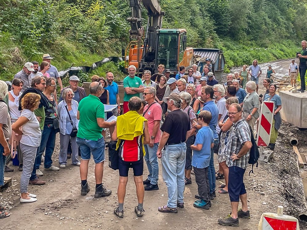 Eine Gruppe Menschen vor dem Hermann-Hesse-Tunnel in Althengstett