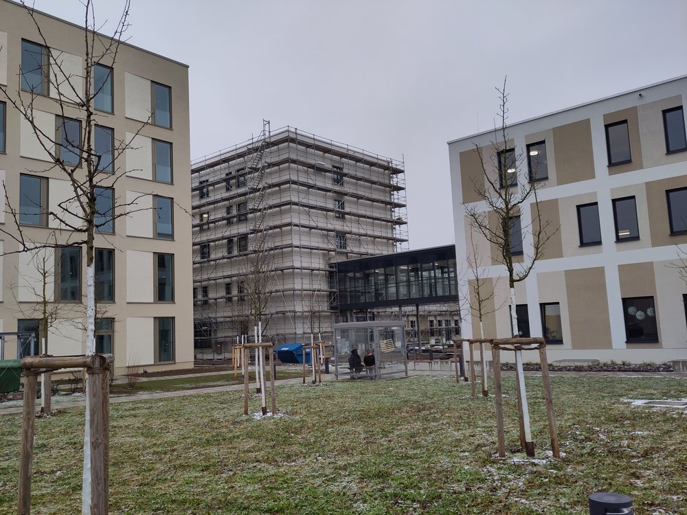 Foto des fast fertigen Außenbereichs des Gesundheitscampus Calw
