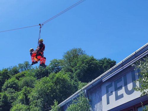Die Höhenretter seilen sich vom Turm der Feuerwache Calw ab