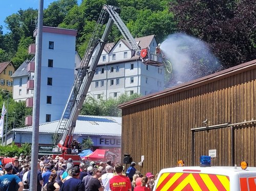 Löschübung mit der Drehleiter und Strahlrohr