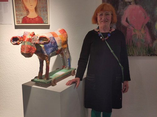 Rosa Baum vor ihrem Kunstwerk 