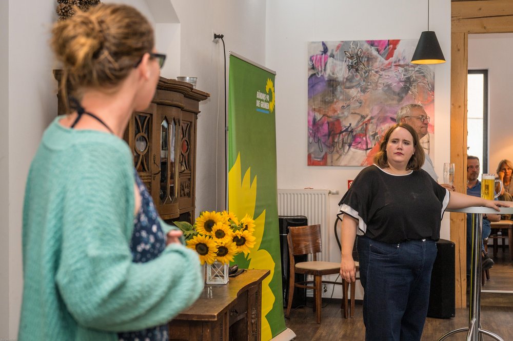 Ricarda Lang diskutiert mit einer Frau über aktuelle Grüne Politik