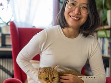 Thuy Nga Trinh mit ihrer Katze