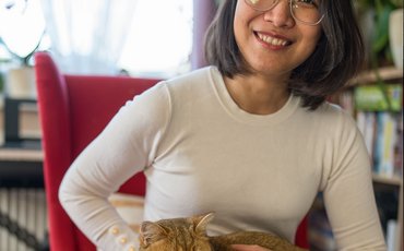 Thuy Nga Trinh mit ihrer Katze