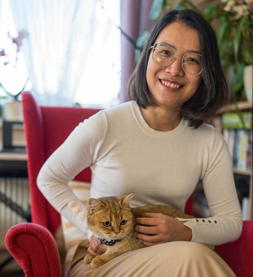 Thuy Nga Trinh mit ihrer Katze