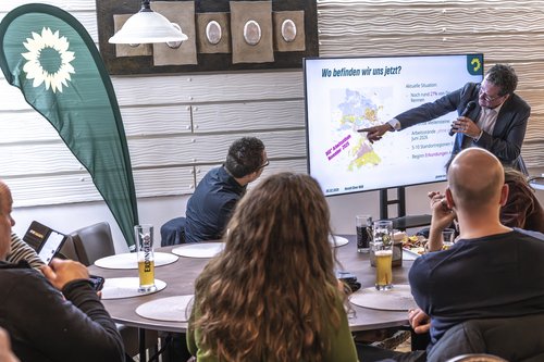 Harald Ebner zeigt auf einer Karte dass im Kreis Calw noch Bereiche im Rennen sind für ein Atommüllendlager