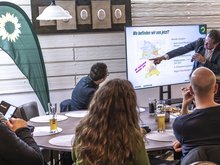 Harald Ebner zeigt auf einer Karte dass im Kreis Calw noch Bereiche im Rennen sind für ein Atommüllendlager