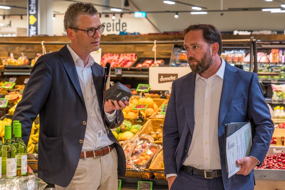 Florian Hassler spricht mit Christhard Deutscher EDEKA Markt