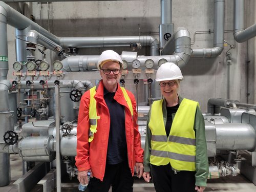 Die Kreisräte in Warnwesten vor dem RBB