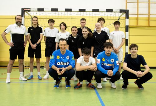 Cem Özdemir und Fynn Rubehn mit den A- & B-Jugend-Handballern der Spielgemeinschaft Hirsau-Calw-Bad Liebenzell