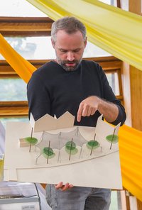 Hagen Hawardt mit Plan für den Longwy Platz