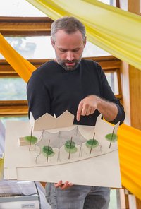 Hagen Hawardt mit Plan für den Longwy Platz