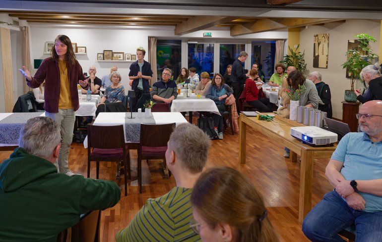 Fynn Rubehn hält eine Rede bei der Wahlparty der Grünen Calw 2026