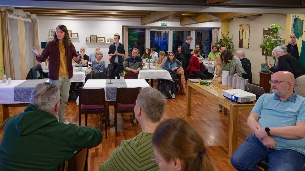 Fynn Rubehn hält eine Rede bei der Wahlparty der Grünen Calw 2026
