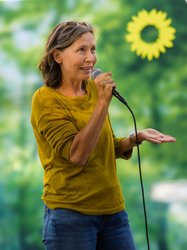 Annegreth Fezer-Brenner hält eine Rede