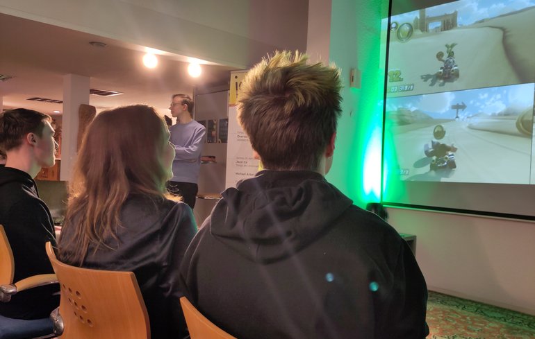 Fynn Rubehn und Ricarda Lang beim Mario Kart Spielen