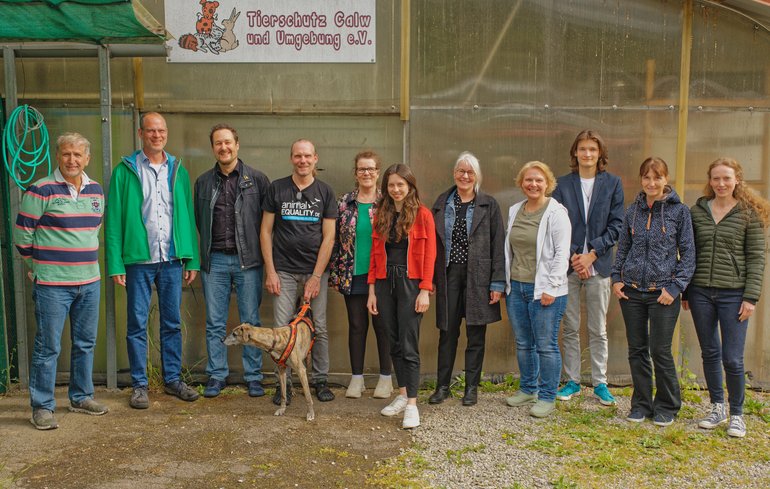 Gruppenbild der Besucher und des Teams des Althengstetter Tierheims