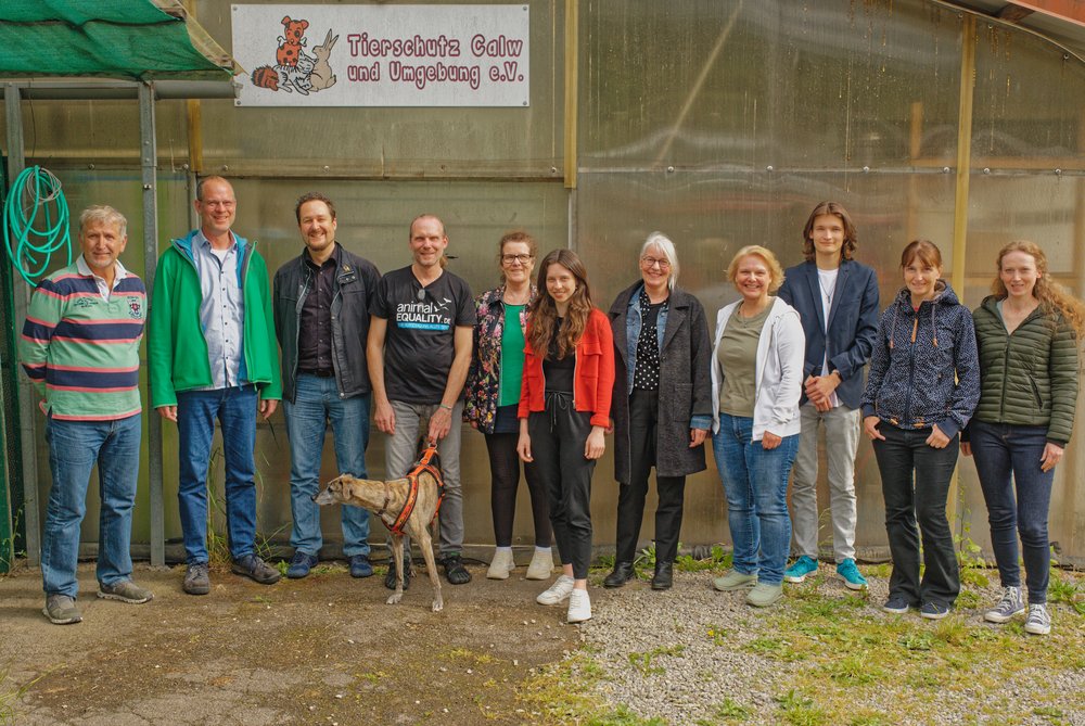 Gruppenbild der Besucher und des Teams des Althengstetter Tierheims