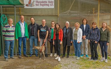 Gruppenbild der Besucher und des Teams des Althengstetter Tierheims