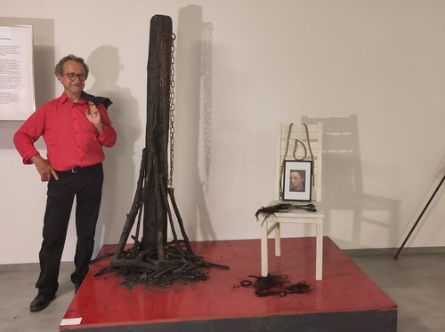 Clavigo Lampart vor seinem Kunstwerk