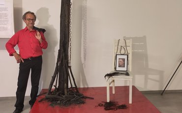 Clavigo Lampart vor seinem Kunstwerk