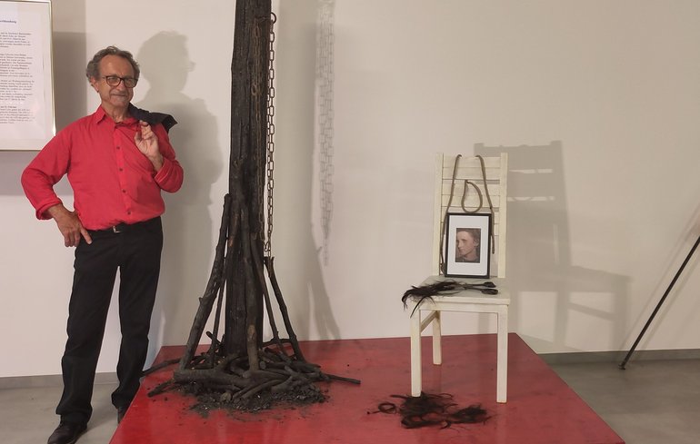 Clavigo Lampart vor seinem Kunstwerk
