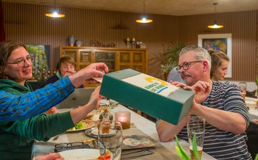 Die Stimmzettel werden in eine grüne Box geworfen