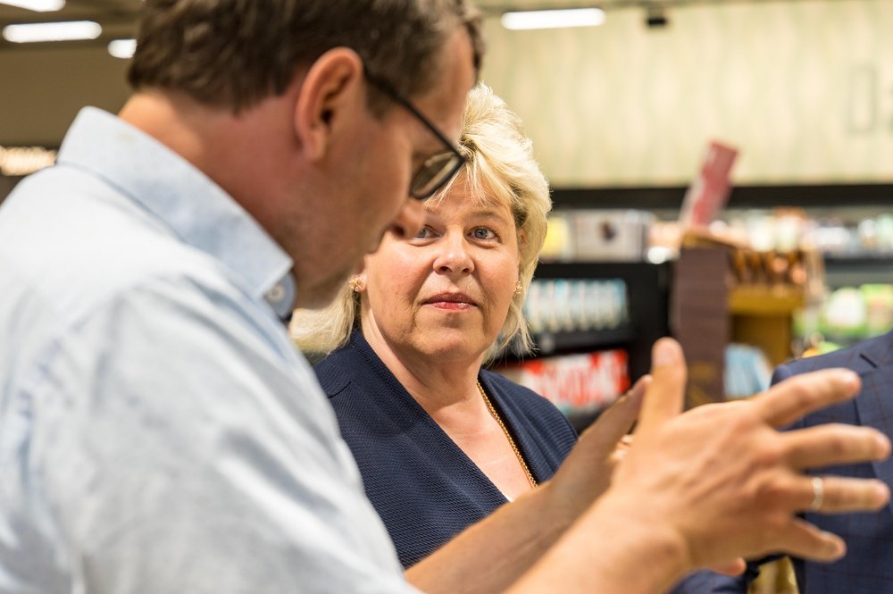 Frau Weinmann diskutiert mit Johannes Schwarz vom Kreistag