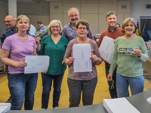 Grüne Aktive bei der Wahlflyer-Packaktion in Wildberg
