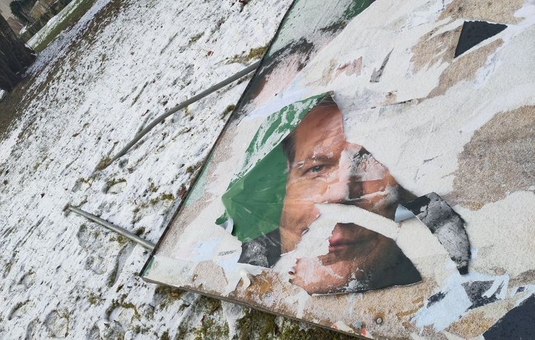 Zerstörtes Wahlplakat in Neuweiler