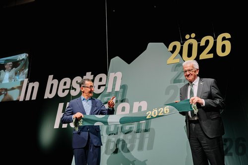 Kretschmann und Özdemir mit einem 2Ö26 Schal
