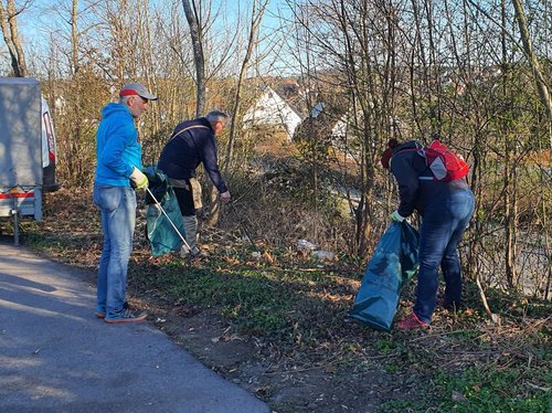 Die Freiwilligen beim Sammeln