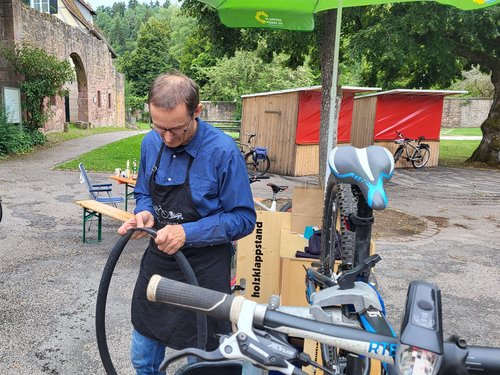 Hermino beim Flicken eines Reifen