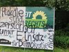 Ein Plakat, das zum großen Teil heruntergerissen wurde und auf dem nun steht: "Plakate sind zerstörbar, unser Einsatz für die Demokratie nicht."
