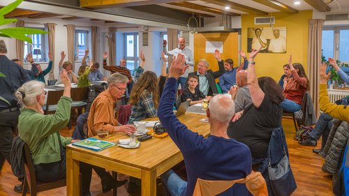 Die Mitglieder heben ihre Hände zur Abstimmung über das Wahlverfahren